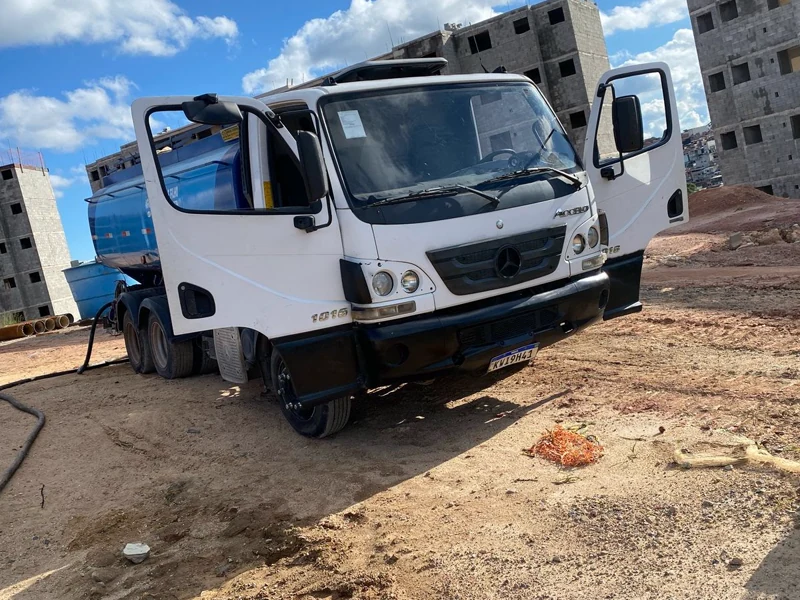 Caminhão pipa fornecendo água em um canteiro de obras