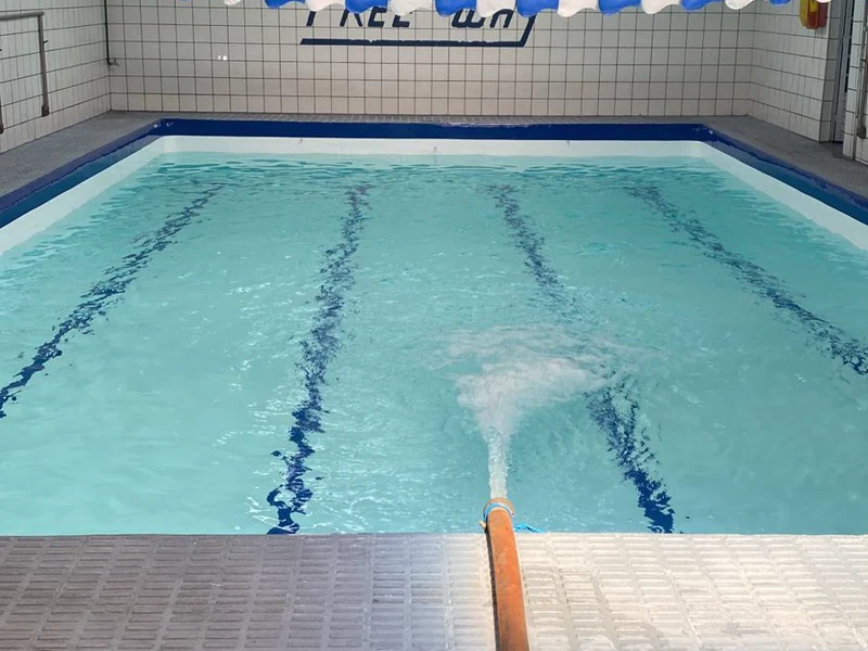 Mangueira de caminhão pipa enchendo uma piscina residencial