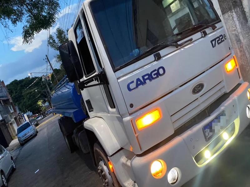 Caminhão pipa da JB Água Potável abastecendo um reservatório